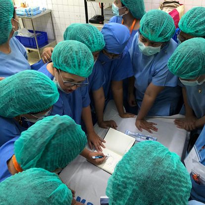 ד"ר קפלן מסאס מלמדת ניתוחי קטרקט וגלאוקומה במסגרת משלחת הומניטרית במיאנמר - נובמבר 2018