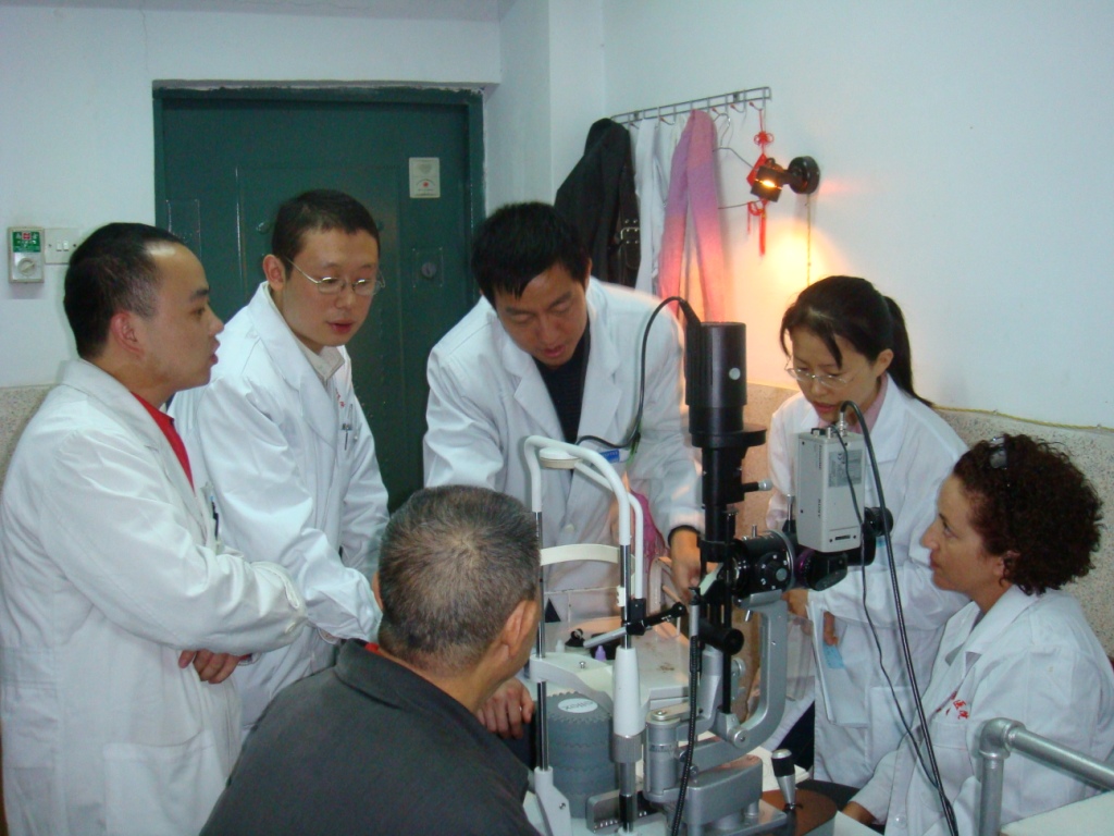 במסגרת משלחת הומניטרית לסין - ד"ר קפלן מסאס מלמדת את רופאי העיניים המקומיים
