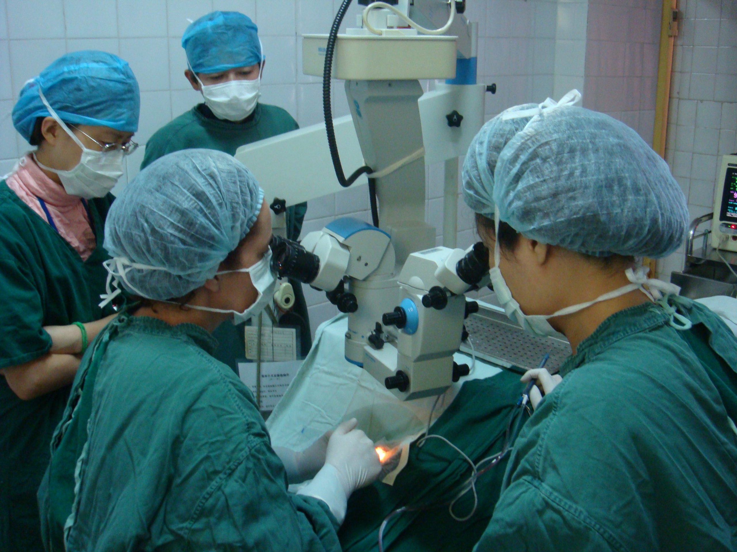 במסגרת משלחת הומניטרית לסין - ד"ר קפלן מסאס מלמדת את רופאי העיניים המקומיים